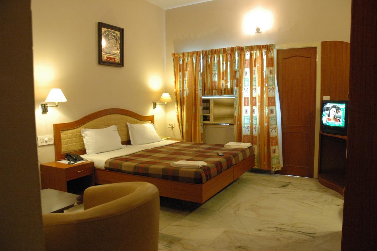 Hotel Saradharam تشيدامبارام المظهر الخارجي الصورة